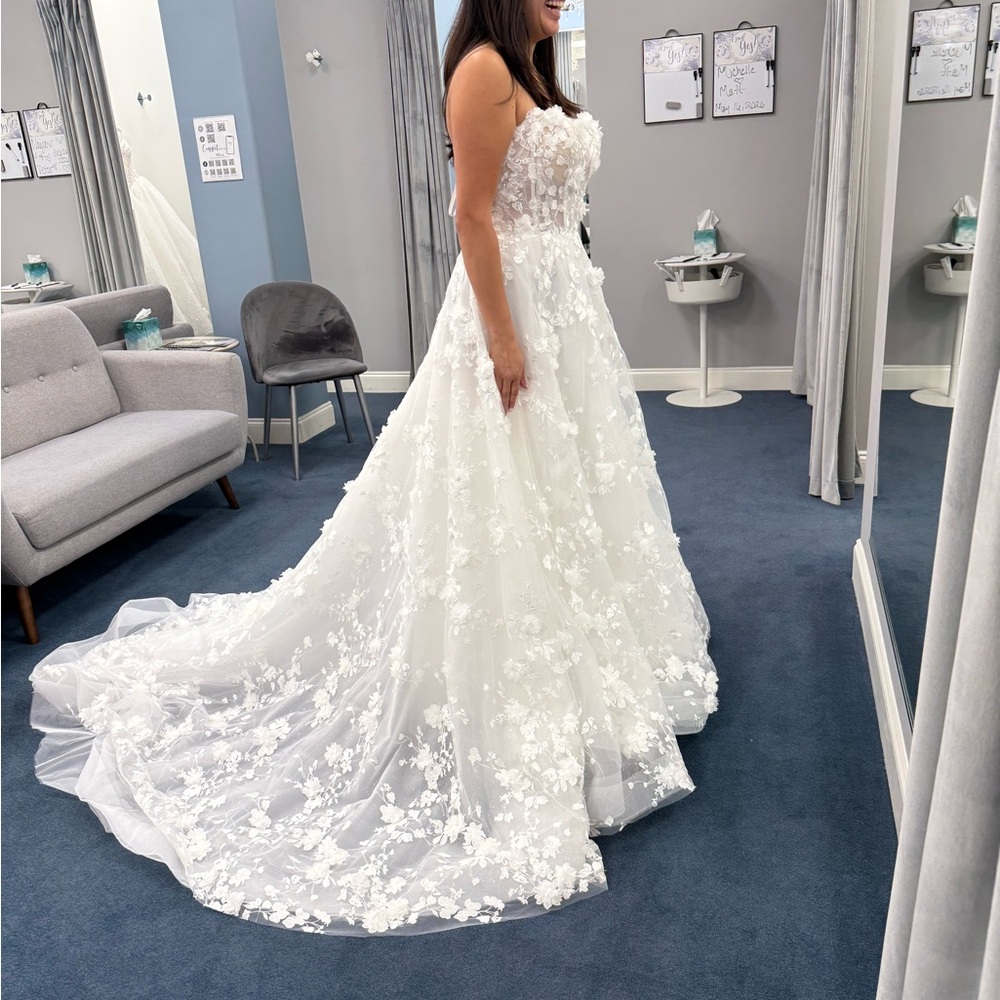 White Floral Appliqué A‑Line Wedding Dress
